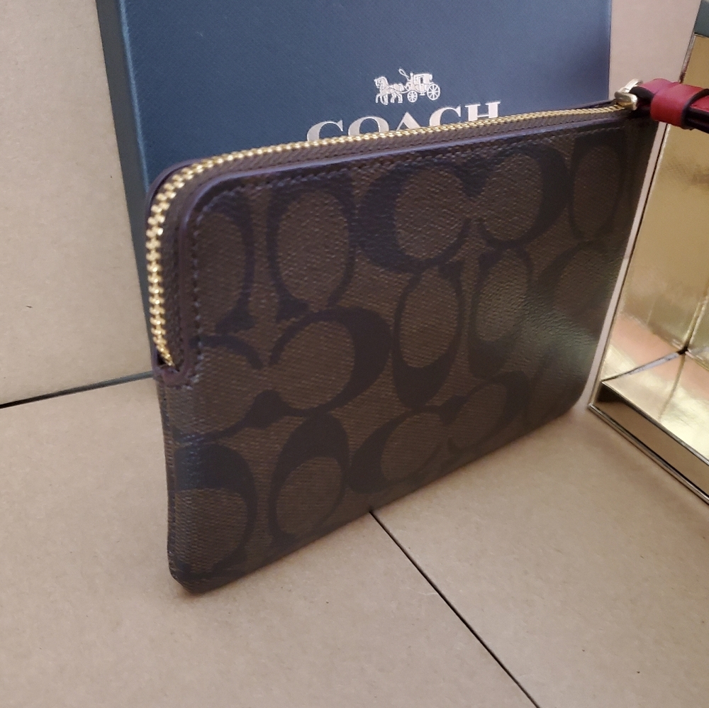 ✅❗️{NEW WITH TAGS}❗️●COACH BOXED WRISTLET ✅ - Picture 8 of 11